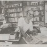 Pramoedya Ananta Toer di ruang kerja di rumahnya pada 1987. Sumber: De Volkskrant, 10 Januari 1992.