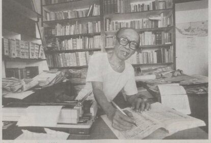 Pramoedya Ananta Toer di ruang kerja di rumahnya pada 1987. Sumber: De Volkskrant, 10 Januari 1992.