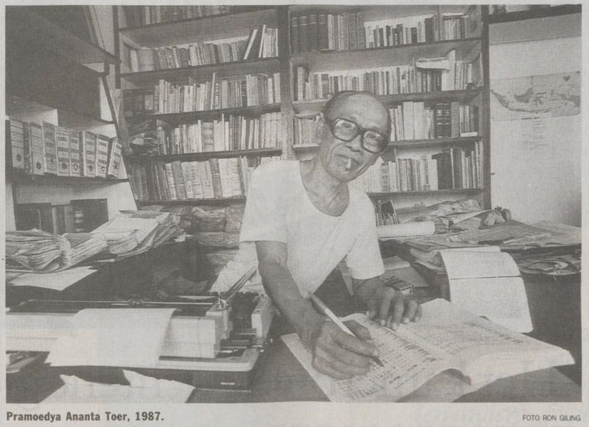 Pramoedya Ananta Toer di ruang kerja di rumahnya pada 1987. Sumber: De Volkskrant, 10 Januari 1992.